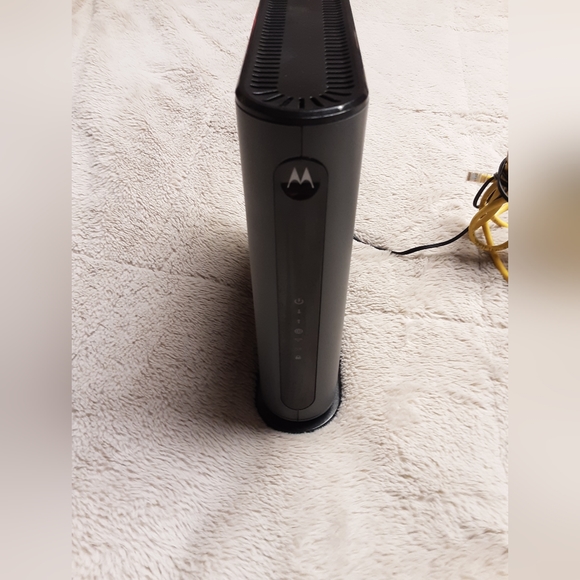 Motorola MG7540 16x4 Cable Modem plus AC 1600 Dual Band Wi-Fi Gigabit Router - Picture 3 of 6